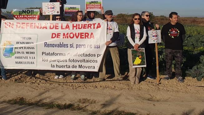 Varios vecinos de Movera protestan con pancartas en defensa de la huerta local