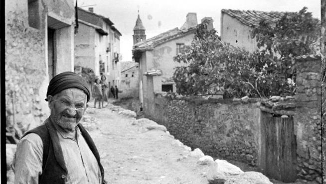 Un anciano mira a la cámara en una calle de Martín del Río.