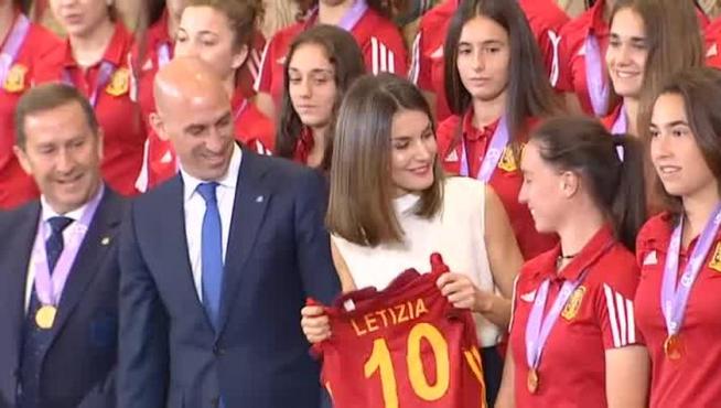 La reina Letizia recibe a la selección española femenina sub 17