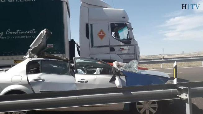 Fallece el conductor de un turismo tras chocar con la parte trasera de un camión en la AP-2