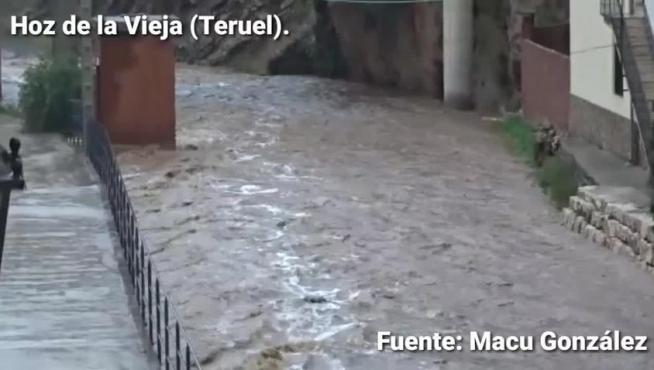 La localidad de Hoz de la Vieja, atenta a su río