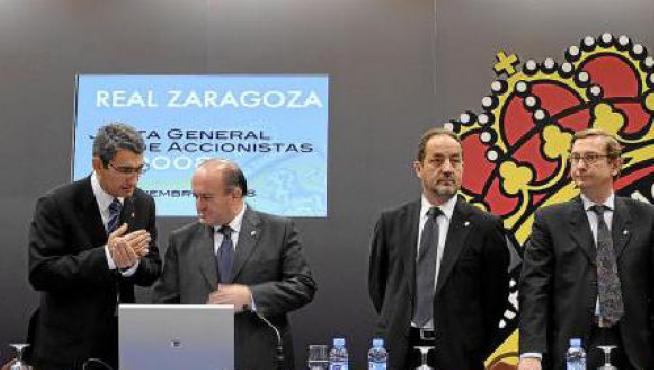 Los consejeros del Real Zaragoza durante la última junta de accionistas.