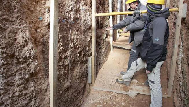 Los investigadores señalan los registros de la falla de Concud en el interior de la zanja de cuatro metros de profundidad.