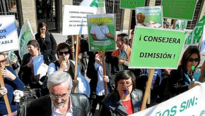 Los médicos y enfermeras protestan por la falta de oferta de empleo público