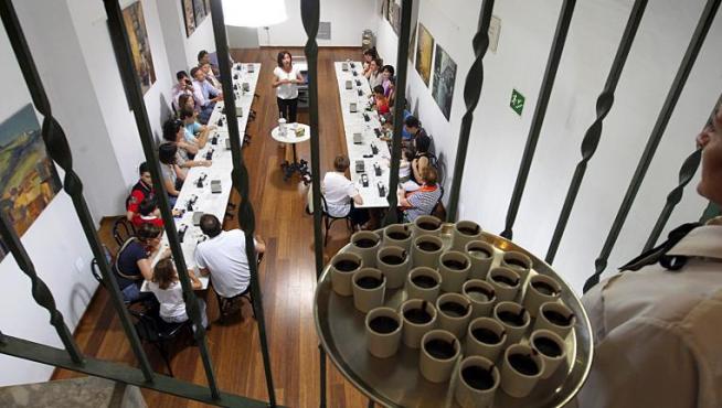 Cata de cuatro tipos de chocolate en la bodega de la Chocolatería Valor