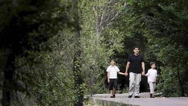 Pepe Matesanz y sus hijos, a los que dedica el cuento que escribió, en una selva distinta a la de su escrito: la de las riberas del Ebro.