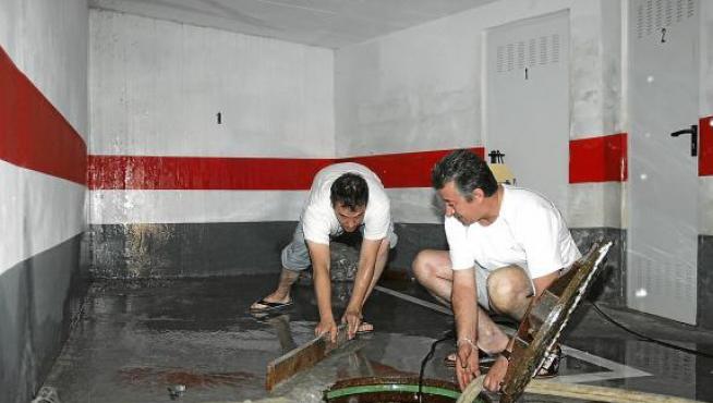 Cuarte investiga el origen de una gran fuga de agua en el garaje de un