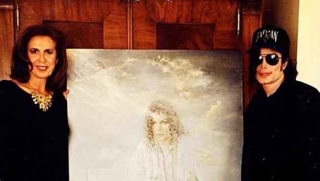 La pintora aragonesa Nati Cañada posa con Michael Jackson el día que le hizo entrega del retrato.