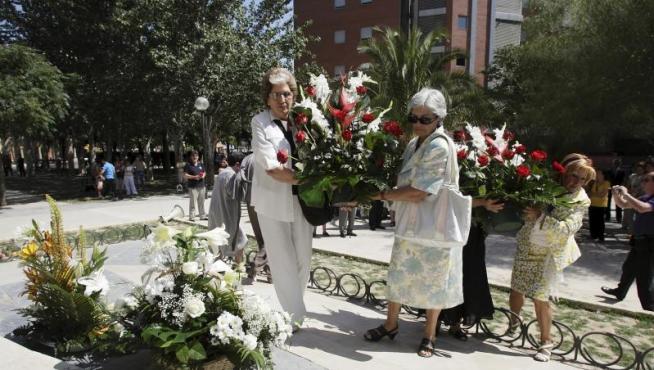 Los familiares de las víctimas depositaron flores junto a la escultura del parque de la Esperanza.