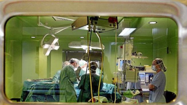 Una operación, dentro de los quirófanos del Hospital Clínico Lozano Blesa.