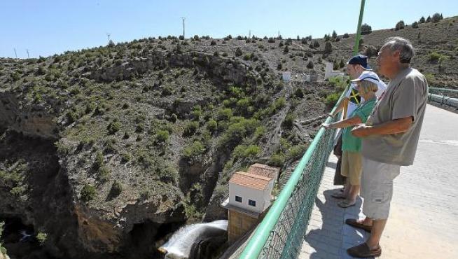 Un grupo de vecinos observa la presa del Arquillo, la principal fuente de agua potable de la ciudad.