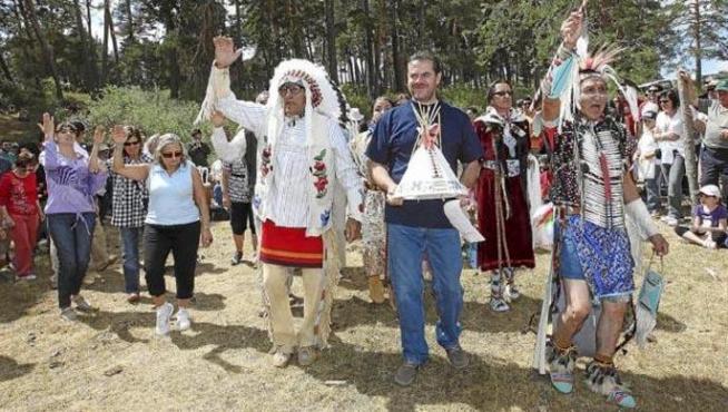 Un grupo de indios crow enseñó a bailar danzas tradicionales a los vecinos de la Sierra de Albarracín