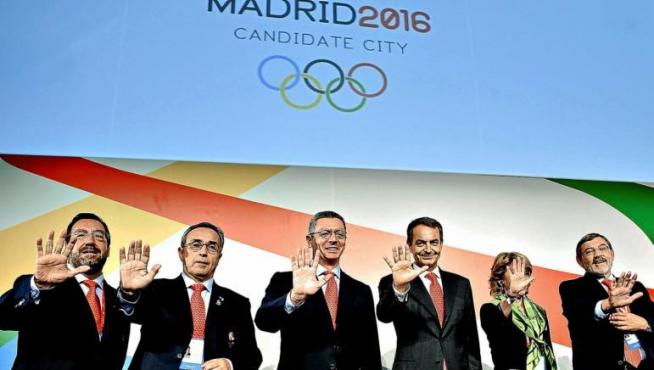 Rodríguez Zapatero, con Esperanza Aguirre y Gallardón. Con ellos, Carballeda, de la ONCE, Blanco, presidente del COE, y Lissavetzky.