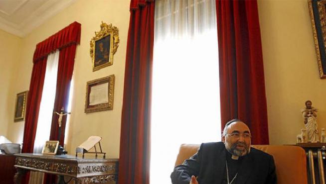 Jesús Sanz, en su despacho del obispado de Huesca, durante la entrevista concedida a este periódico.