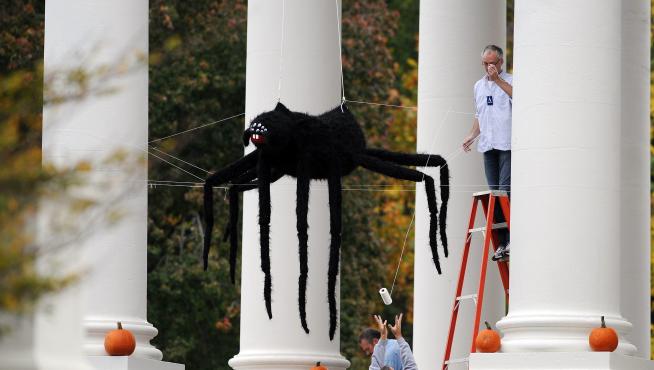 Varios operarios decoran la Casa Blanca para la noche de Halloween.