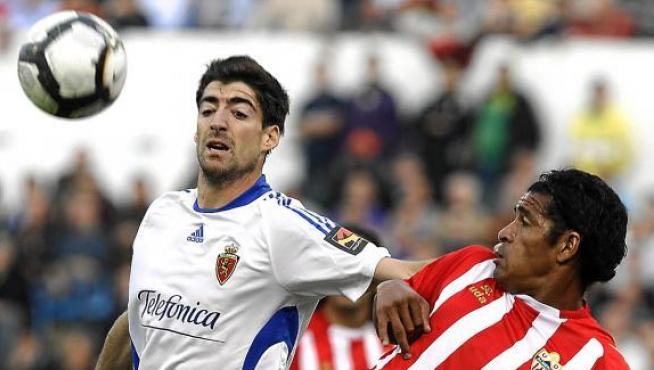 Arizmendi disputa un balón con el peruano Acasiete, el capitán del Almería.