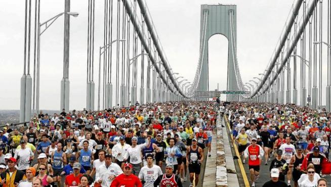 Miles de corredores atraviesan el puente Verrazano durante la prueba de maratón disputada ayer en Nueva York.