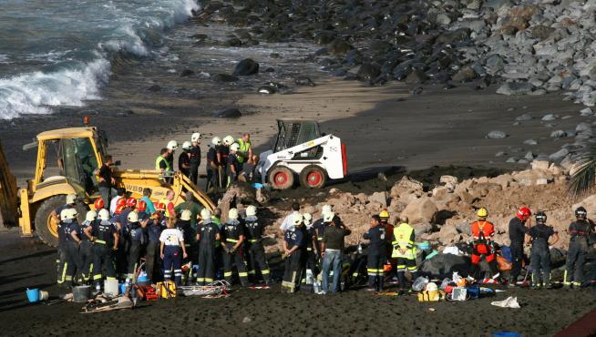 Dos mujeres fallecidas y varios sepultados en un desprendimiento de rocas en Tenerife