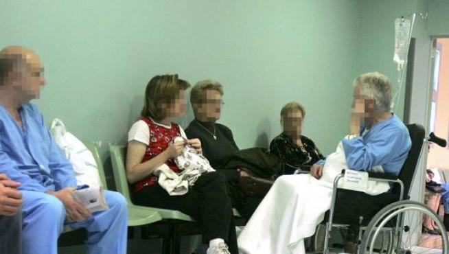 Algunos pacientes permanecían ayer a la espera de una cama en los pasillos de urgencias.