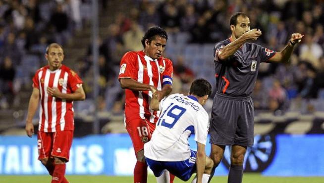 Momento en el que Arizmendi cayó lesionado el domingo pasado. Acasiete le ayuda a levantarse y el árbitro pide la entrada de la camilla.