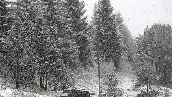 La nieve dejó ayer una estampa muy navideña en los accesos a las pistas de esquí de Candanchú.