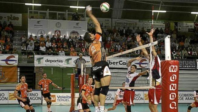 Rodríguez, jugador del CAI Teruel, intenta el remate en la red.