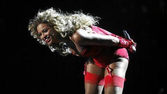 Una sensual Beyoncé se vistió de rojo en los MTV.