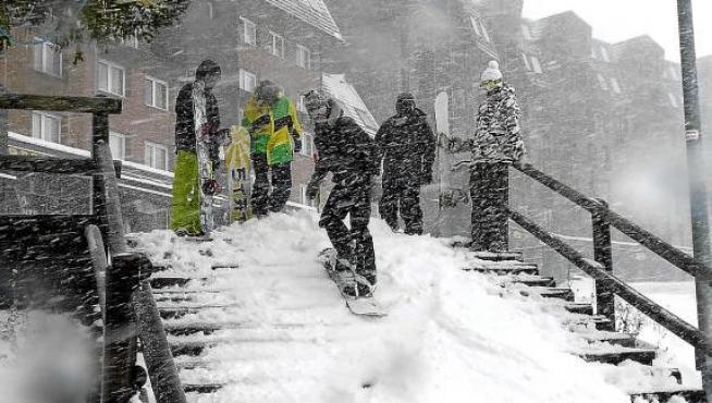 Algunos aficionados, como estos en Astún, disfrutaban ya ayer de la nieve