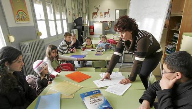 La profesora Mariana Toma, con sus alumnos de la clase de rumano del colego Ensanche.