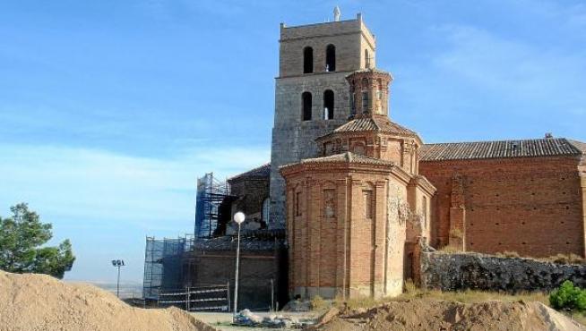 El andamiaje y el acopio de materiales ya están listos en el entorno de la iglesia de San Lorenzo.