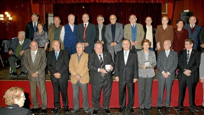 Foto de grupo de todos los distinguidos. En el centro, el presidente del Centro Aragonés de Barcelona, Jacinto Bello, junto a Pilar de Yarza.