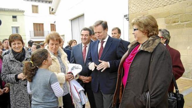 El presidente aragonés, Marcelino Iglesias, durante su visita ayer a Albalate de Cinca.