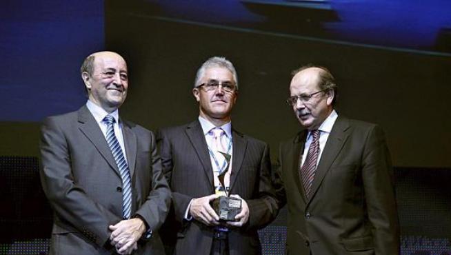 Joaquín Valen (centro) con Antonio Gasión, gerente del IAF (dcha.) y Antonio Vázquez, Fydesa.