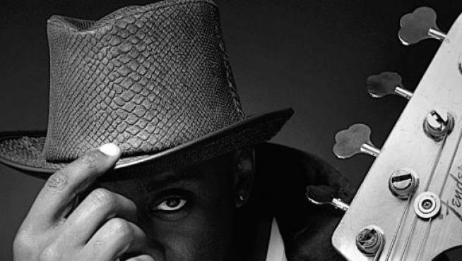Marcus Miller, con el bajo en una mano y el sombrero en la otra.