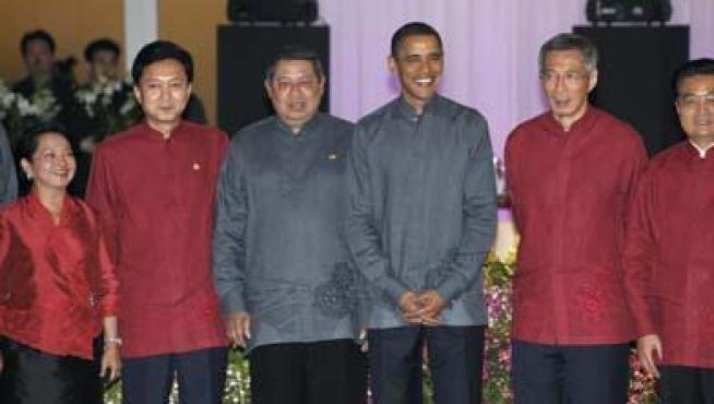 Los mandatarios de Japón, Hatoyama; Indonesia, Yudhoyono; EE. UU., Obama; Singapur, Loong, y China, Hu Jintao, ayer en Singapur.