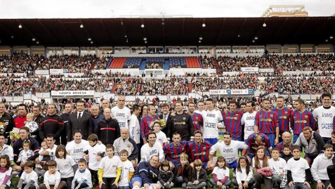 Los verdaderos protagonistas del partido, los niños, posaron con los veteranos del Real Zaragoza y el Barcelona frente a las pobladas gradas del municipal.