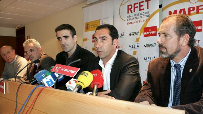 Albert Costa, junto con otros representantes del equipo español de tenis