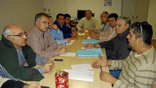 Reunión del comité y los asesores de TENPIR antes de la reunión con la dirección de la empresa