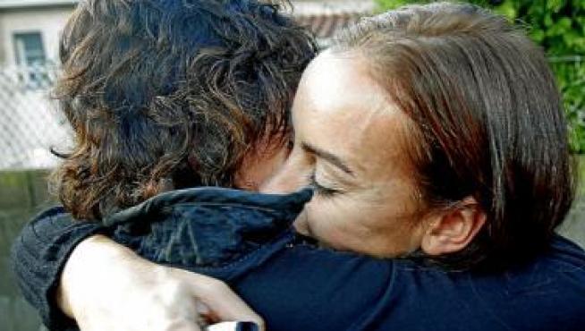 Silvia Albés, esposa de Pablo Costas, abraza a una amiga.