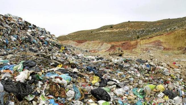 El proyecto que estudia el Ayuntamiento permitiría reciclar los plásticos que se vierten con la basura