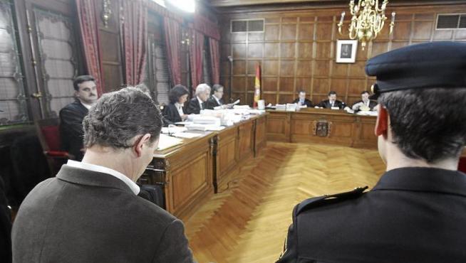 Santiago Mainar instantes antes de que diera comienzo la cuarta sesión del juicio que se sigue en la Audiencia Provincial de Huesca