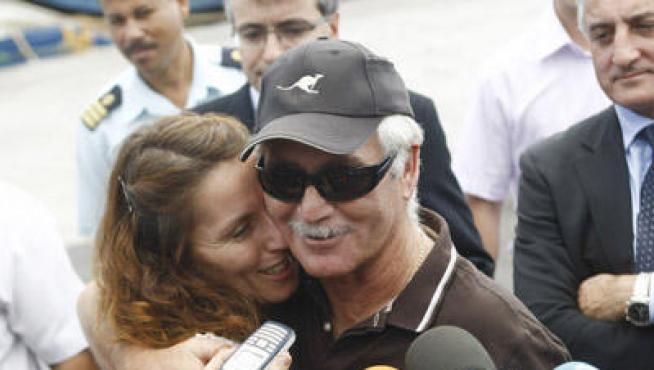 Ricardo Blach, patrón del Alakrana, abraza a su hija Cristina, al llegar a Puerto Victoria.