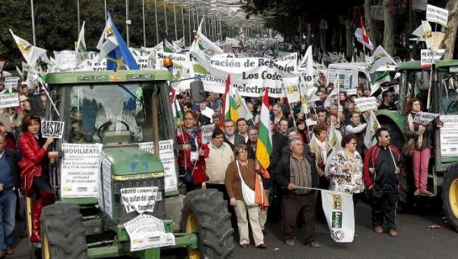 Agricultores con sus tractores durante la manifestación de ayer en Madrid para defender el futuro del sector.