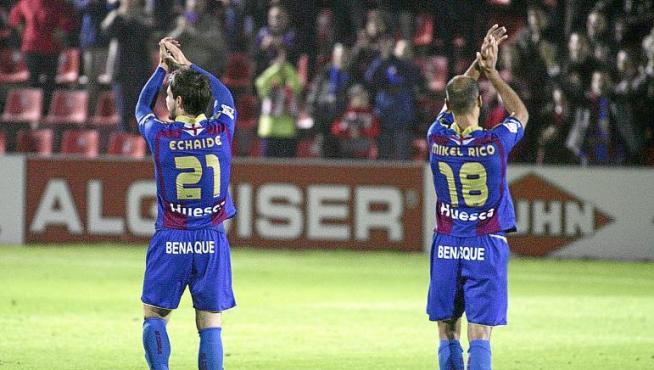 Echaide y Mikel Rico aplauden a sus aficionados, tras el triunfo obtenido el pasado sábado ante el Albacete.