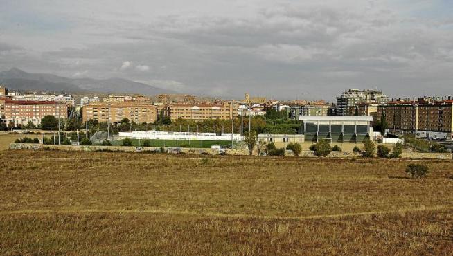 Terrenos junto al complejo deportivo San Jorge de Huesca donde se planea construir el nuevo campo de fútbol del Alcoraz.