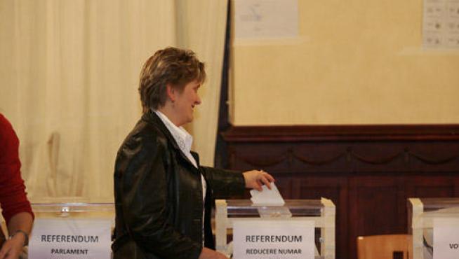 Una ciudadana rumana vota en el Casino de Huesca.