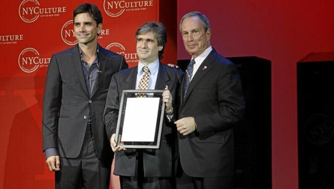Ángel Gil Orrios, recibiendo el galardón de manos del alcalde de Nueva York y del actor John Stamos, conocido por su papel en 'Padres forzosos'.