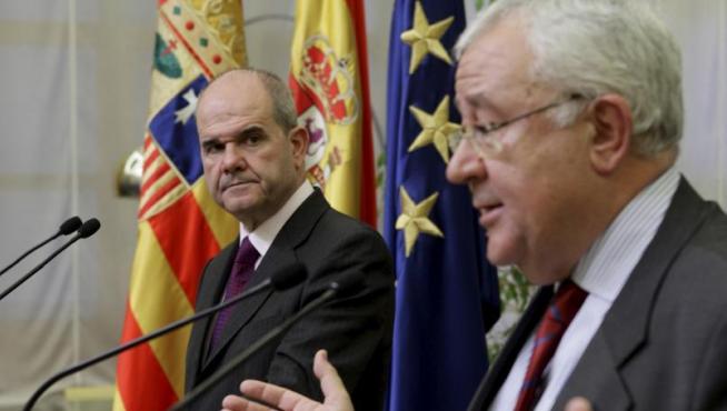 El ministro Manuel Chaves observa al vicepresidente de la DGA, José Ángel Biel, ayer en Zaragoza.