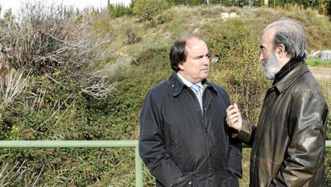 El presidente de la CHE, Rafael Romeo, con el alcalde de Huesca, ayer en su visita a la ciudad.