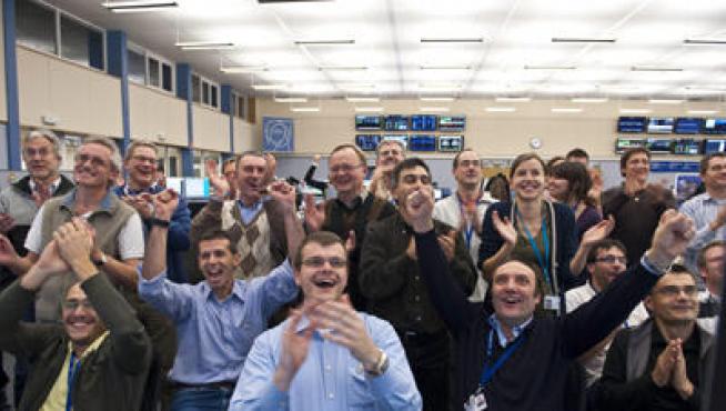 Científicos del CERN, en Ginebra, celebran el éxito del acelerador de partículas